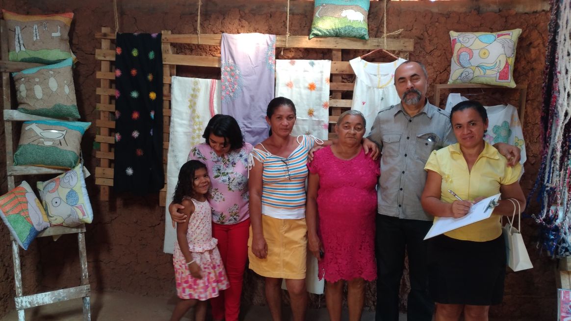 Estilista José Feitosa entre as artesãs