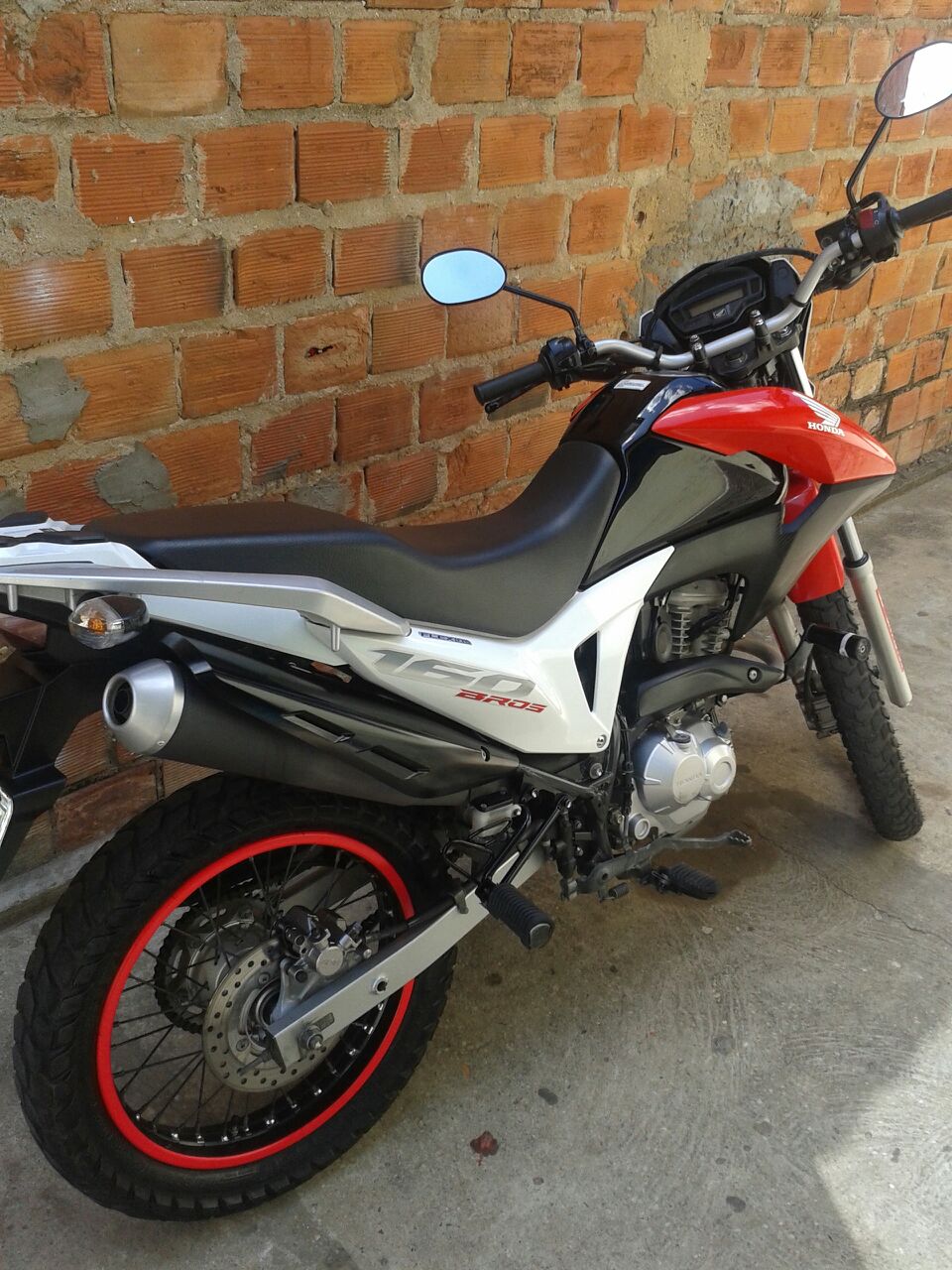 Motocicleta Bros160, de cor vermelha, placa 0DX-3041 foi roubada no último dia 20
