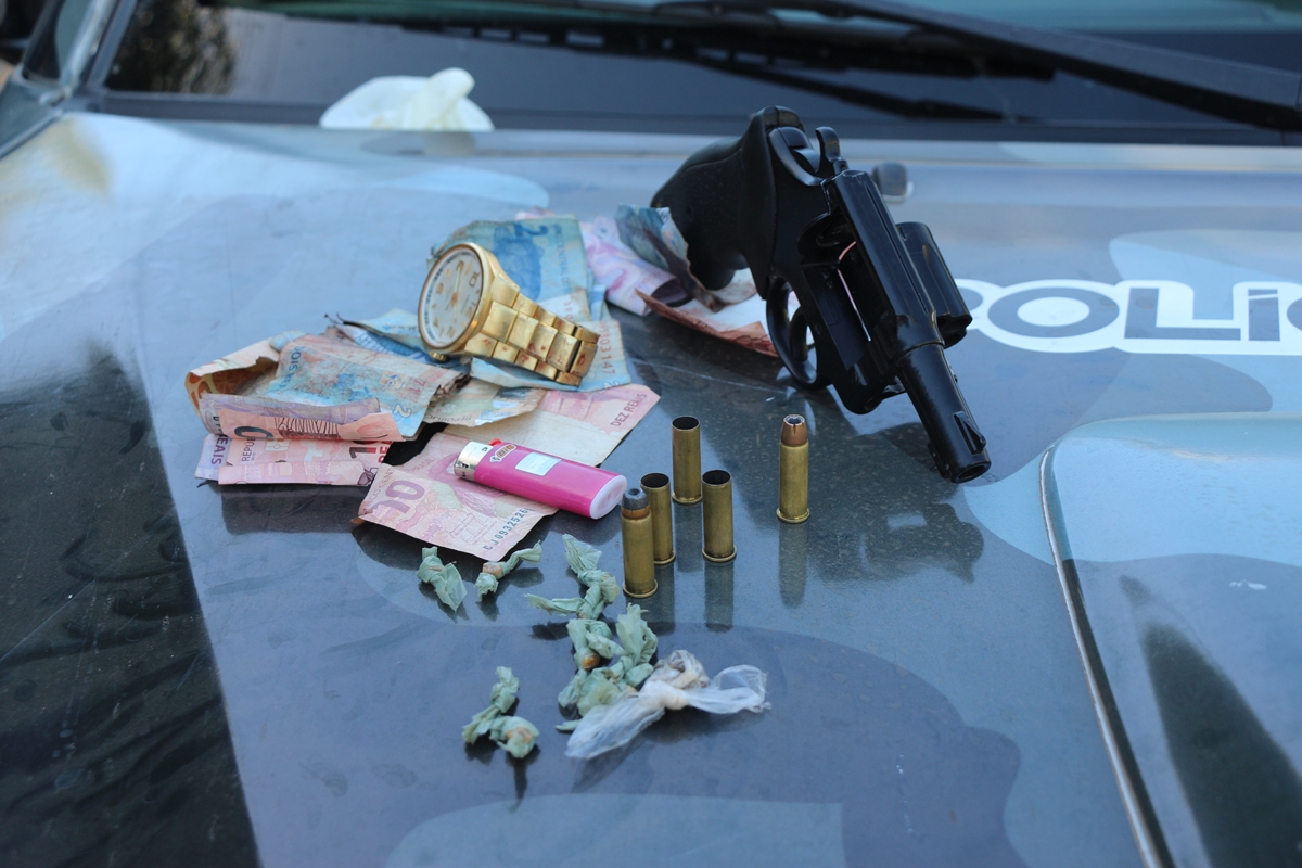 PM apreendeu arma de fogo, dinheiro e drogas