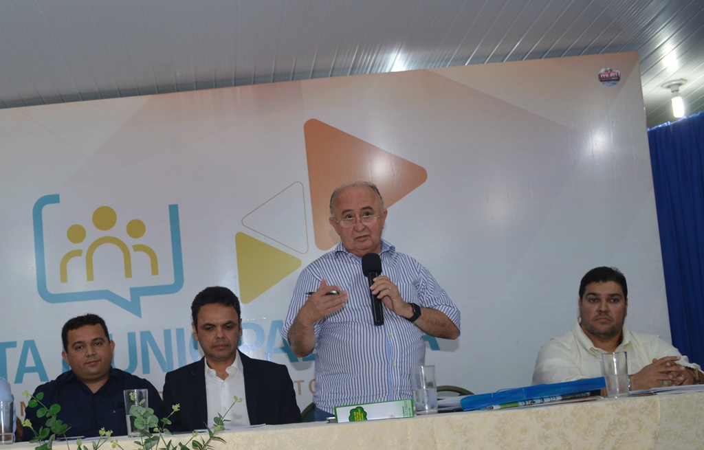 Deputado Júlio César participa de encontro municipalista em Picos