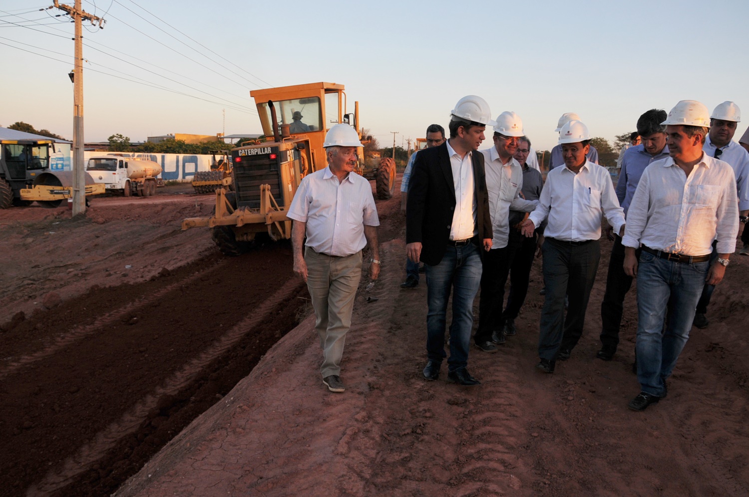 Governador acompanhado de autoridades