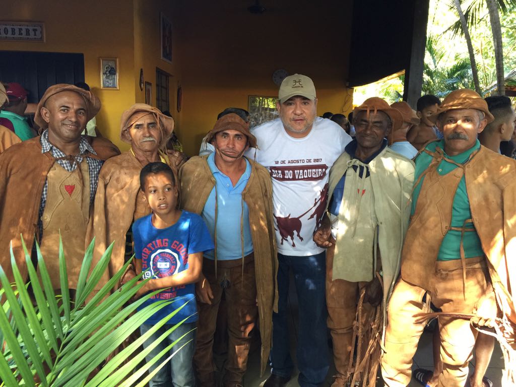 João Mádison no registro ao lado dos vaqueiros