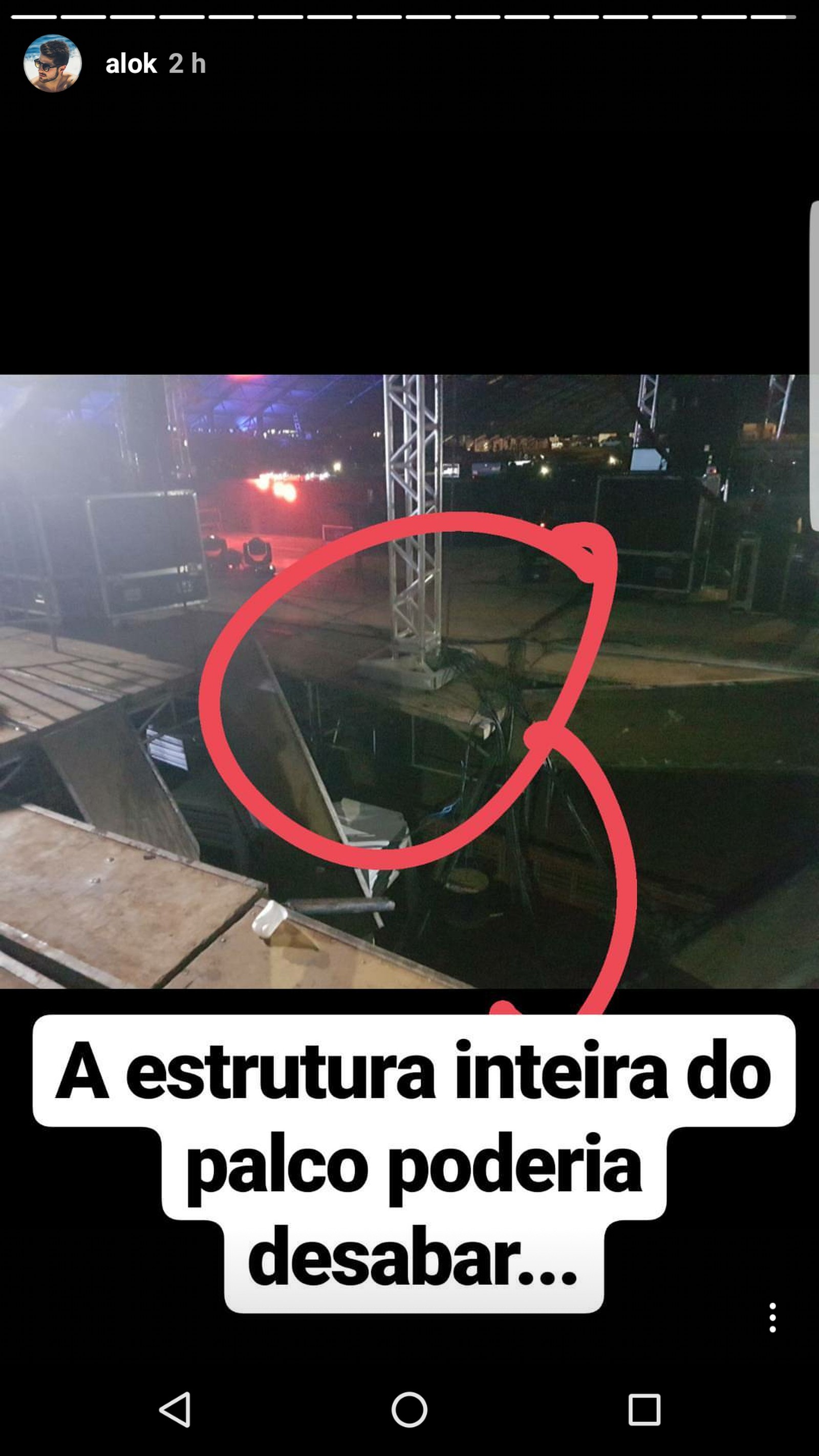 Parte do palco desabou