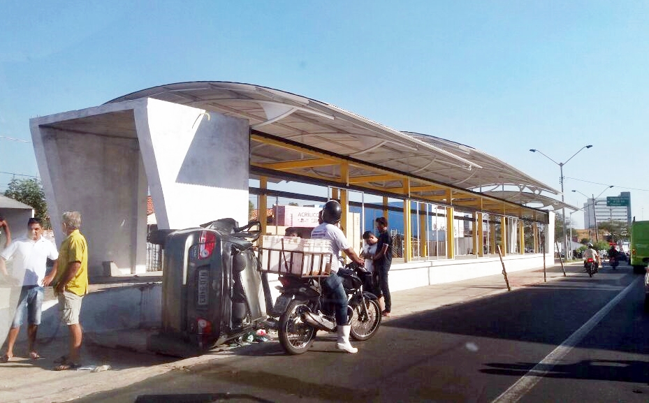Carro tomba na avenida Miguel Rosa