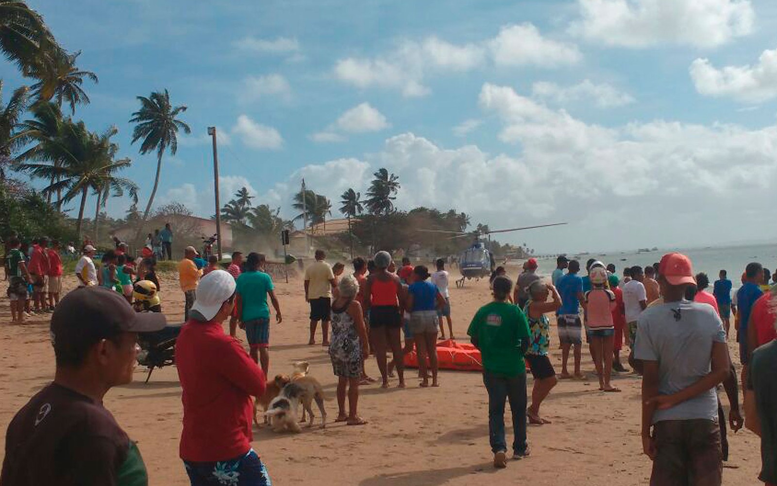 Vítimas são resgatadas na praia