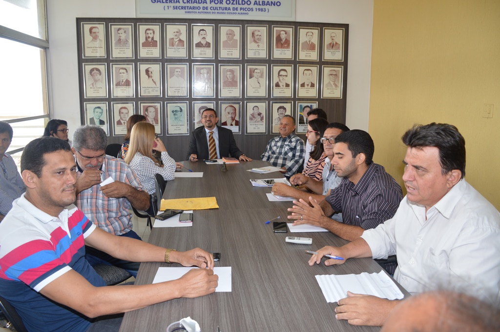 Padre Walmir conduz reunião com o secretariado