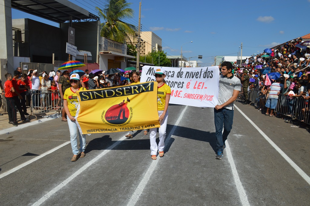 Diretores do Sindserm protestam em frente ao palanque das autoridades