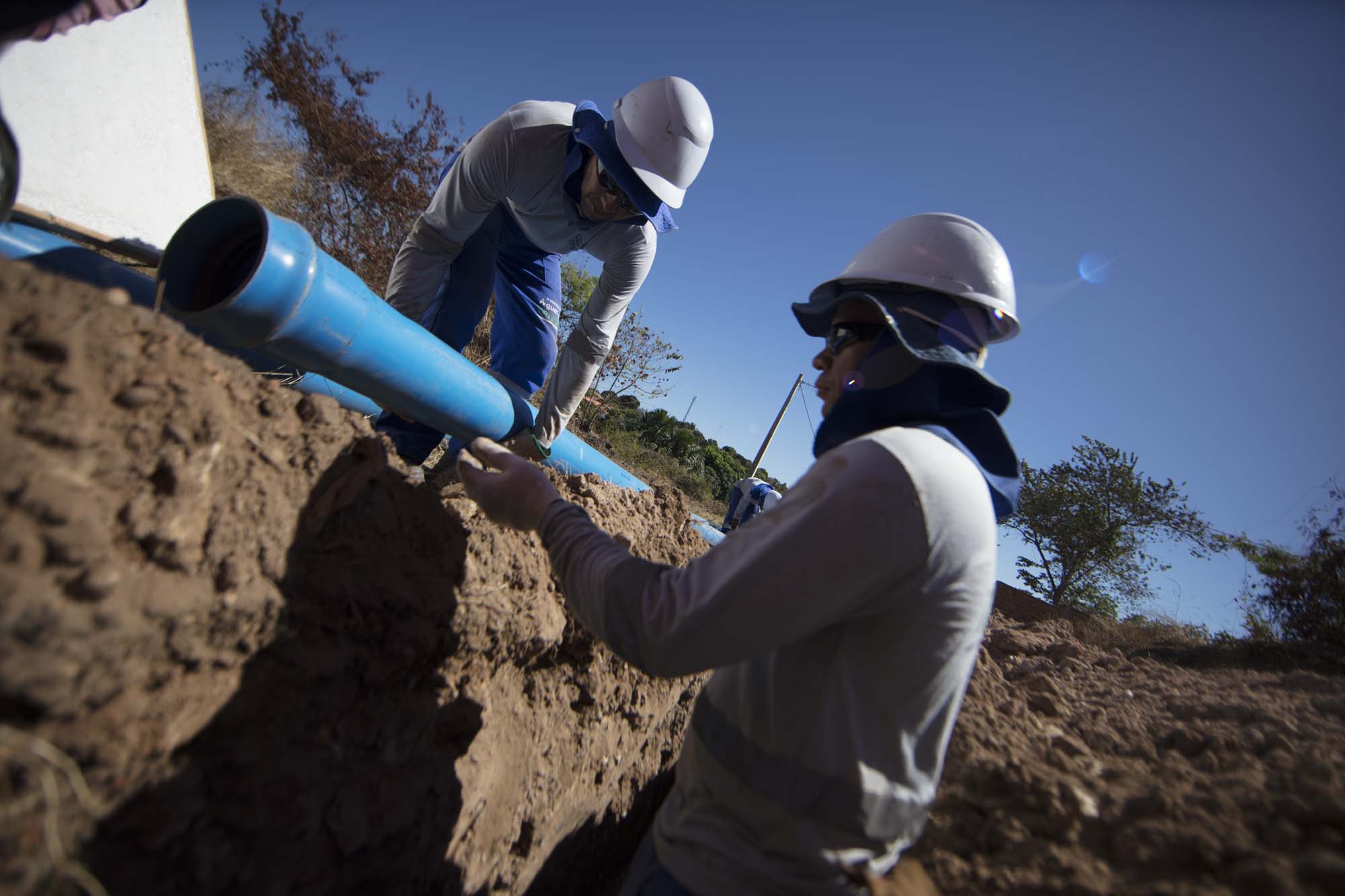 Equipe da Águas de Teresina trabalha em melhoria de rede de abastecimento