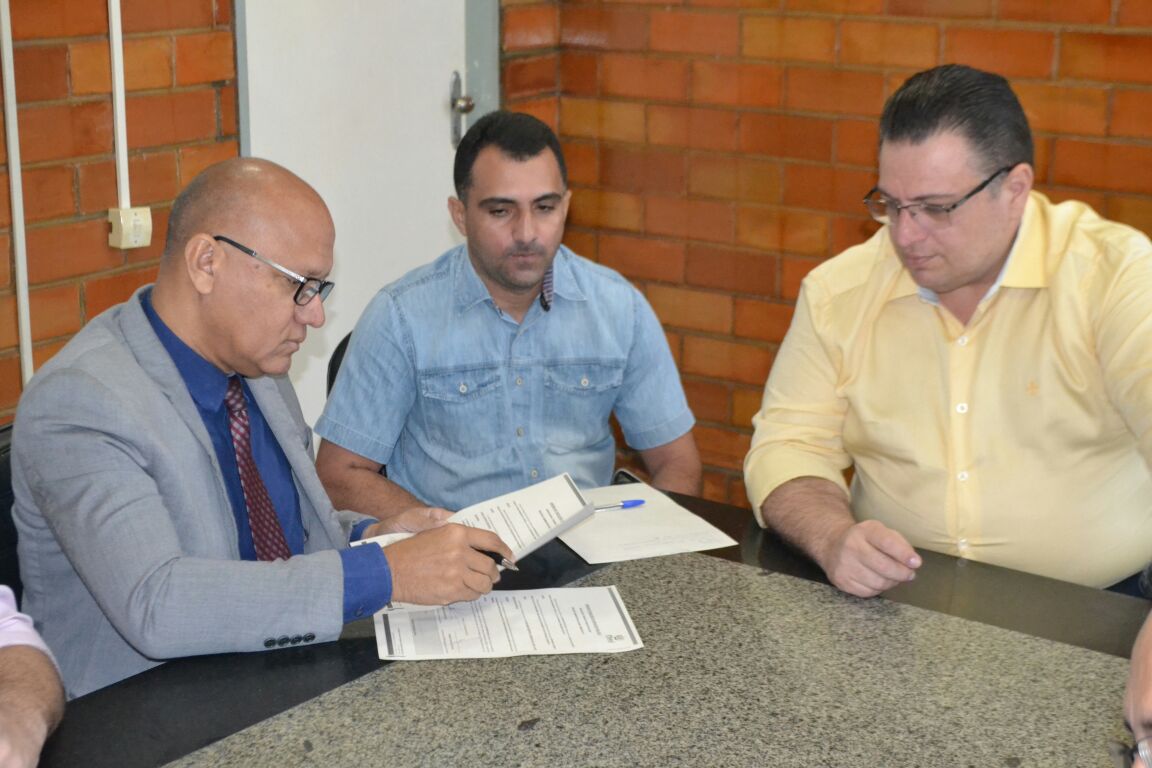 Franzé Silva assina o contrato