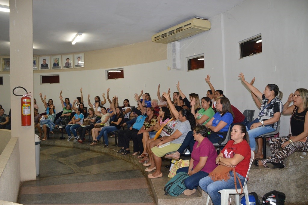 Servidores da Educação aprovam paralisação
