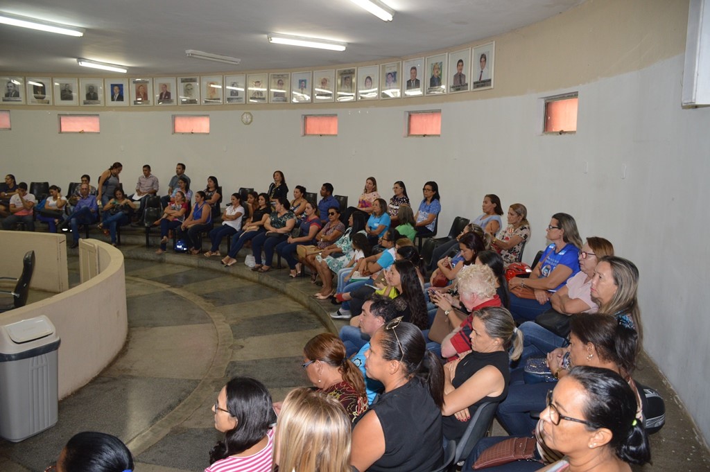 Servidores da Educação lotam galerias da Câmara