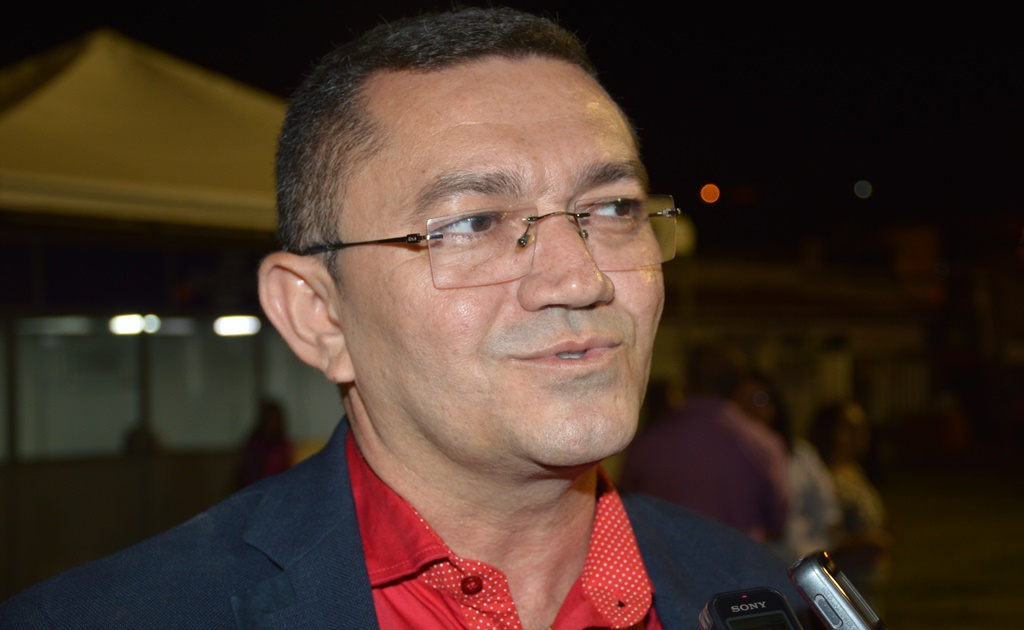 Padre Walmir propõe reajuste de R$ 100,00 em duas parcelas