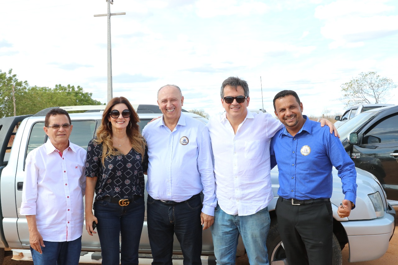 Ciro ao lado do prefeito de Avelino Lopes