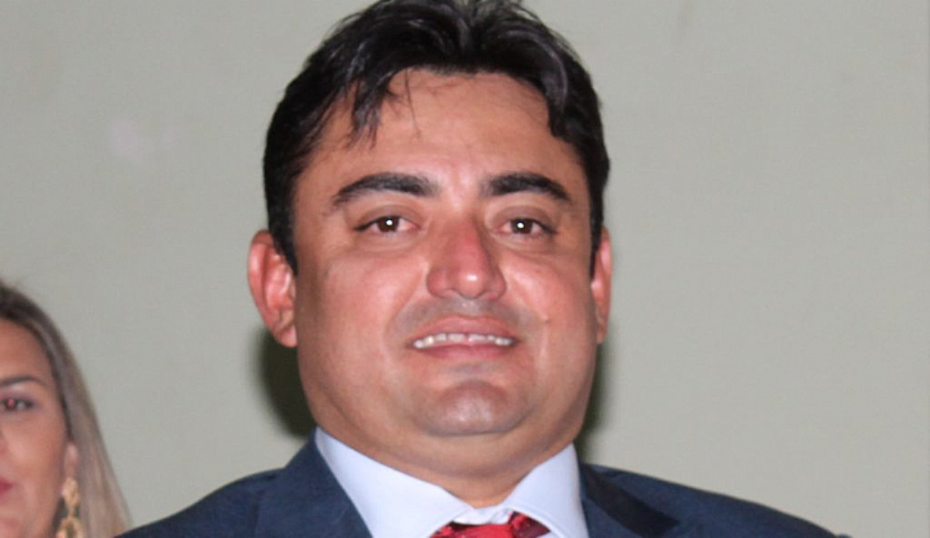 Márcio Alencar suspende concurso público