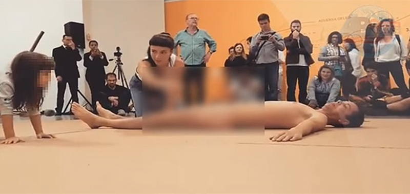 Criança interage com o artista Wagner Schwartz, que está nu