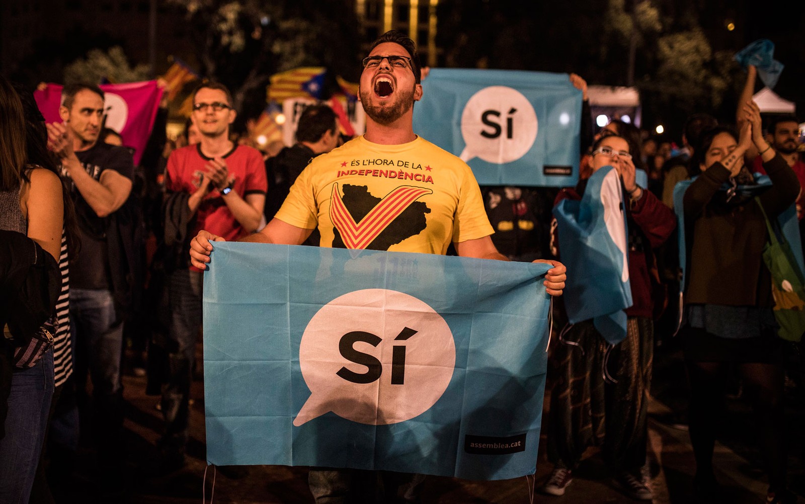 Pessoas votam a favor da independência da Catalunha