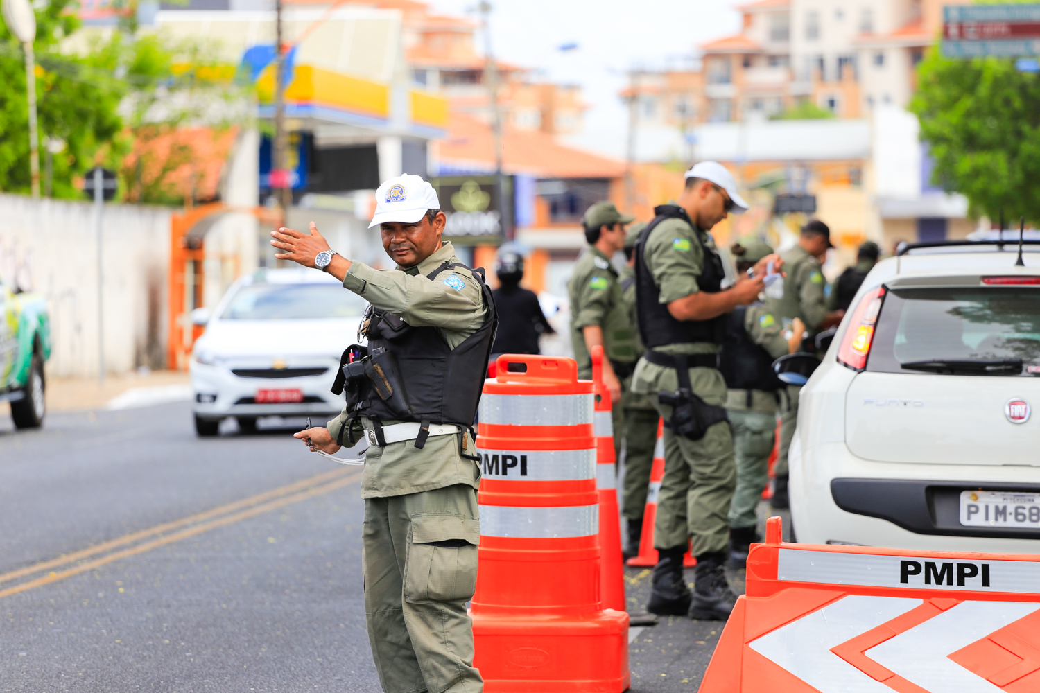 Policial organizando a blitz