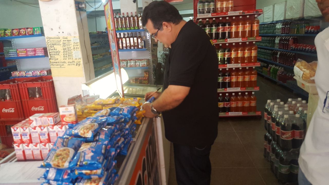 PROCON fiscaliza estabelecimentos comerciais em Corrente 