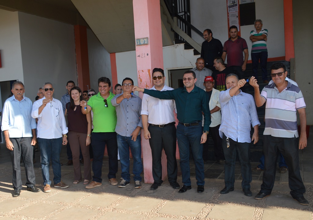Prefeito e vice recebem as chaves dos tratores