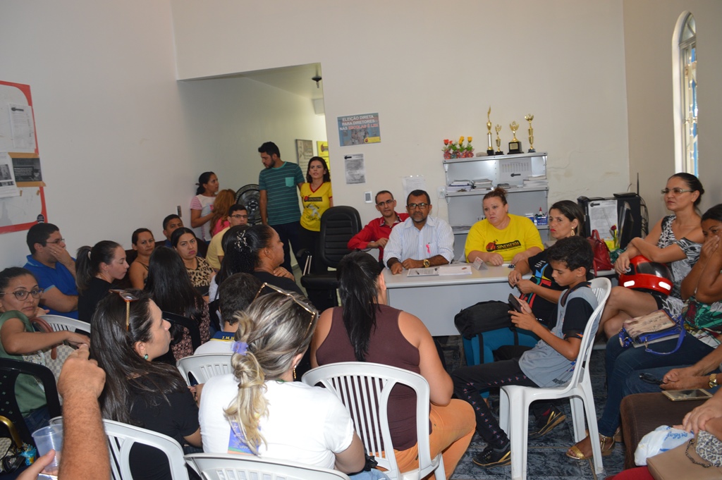 Servidores da Saúde reunidos em assembleia