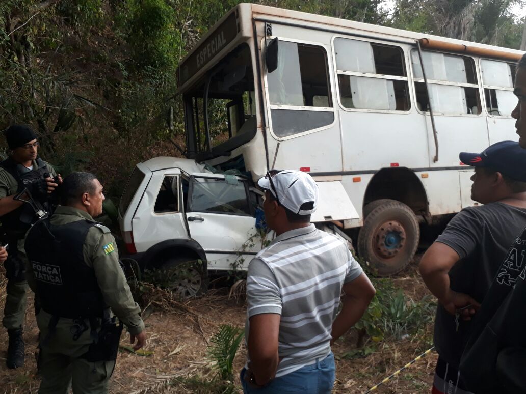 Acidente entre Fiat Uno e ônibus