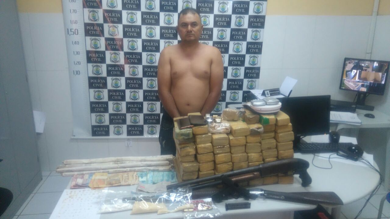 Polícia apreendeu drogas, armas e explosivos em posse de Esmael Carlos