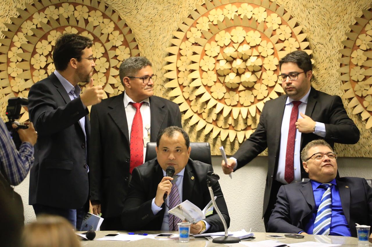 Bate-boca entre deputados na CCJ