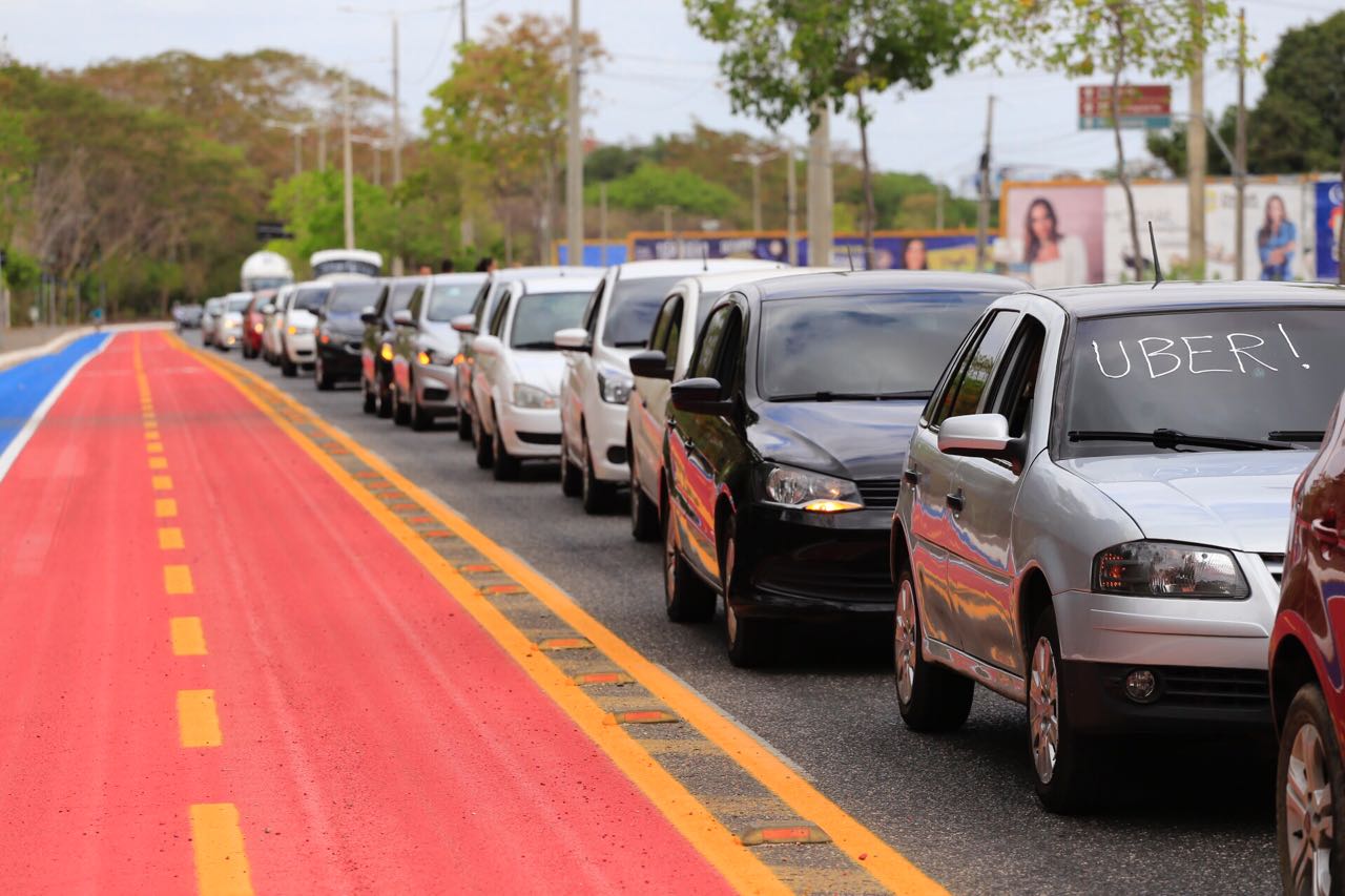 Motoristas da Uber se reuniram na ponte estaiada