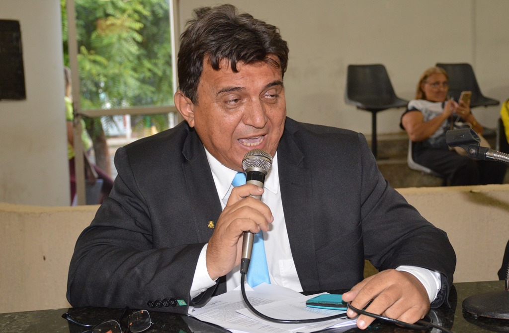 Líder do governo contesta denúncias da oposição