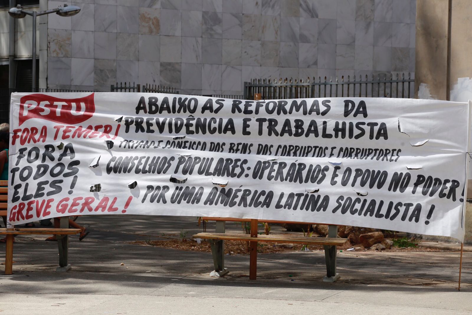 Trabalhadores protestam contra as reformas Trabalhista e da Previdência