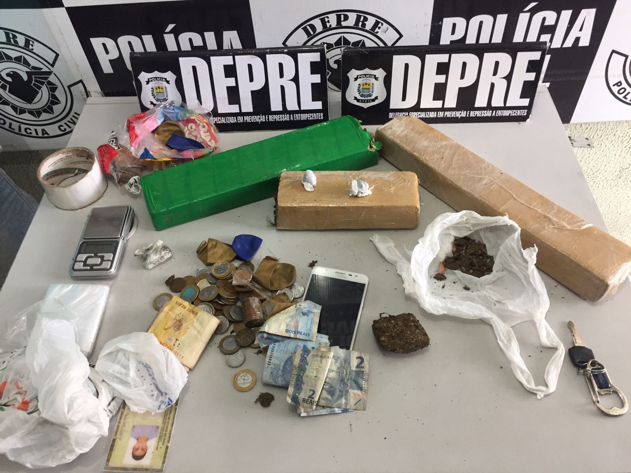 Material apreendido na casa de André Felipe na vila irmã Dulce 