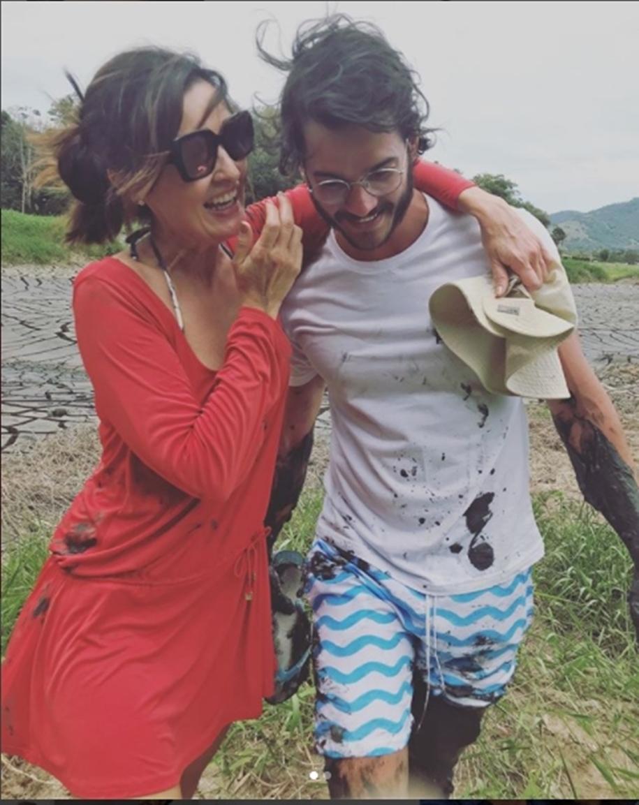 Tulio e Fátima se divertem em um manguezal