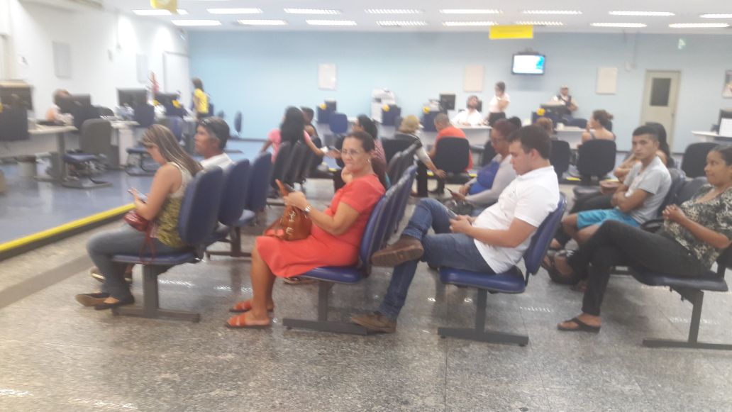 Consumidores a espera de atendimento