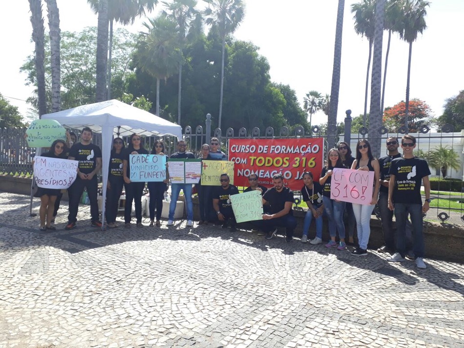 Protesto acontece em frente ao Palácio de Karnak