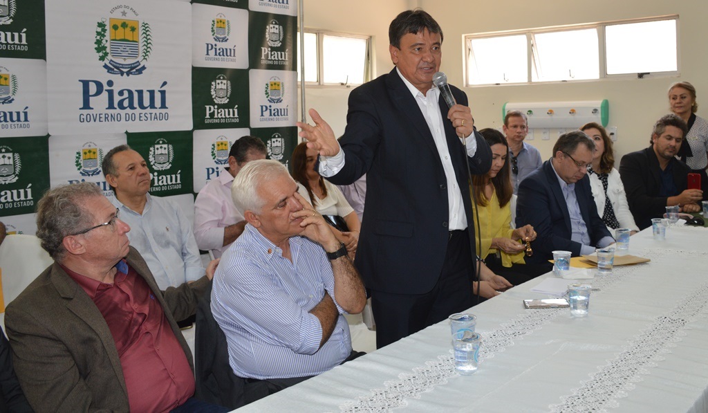 Governador diz que Picos é vítima do excesso de burocracia no país