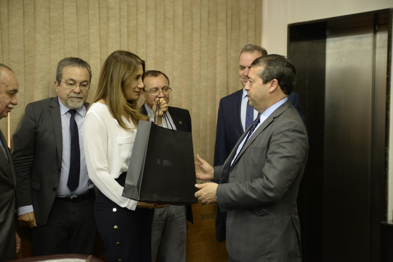 Ministro do trabalho sendo presenteado