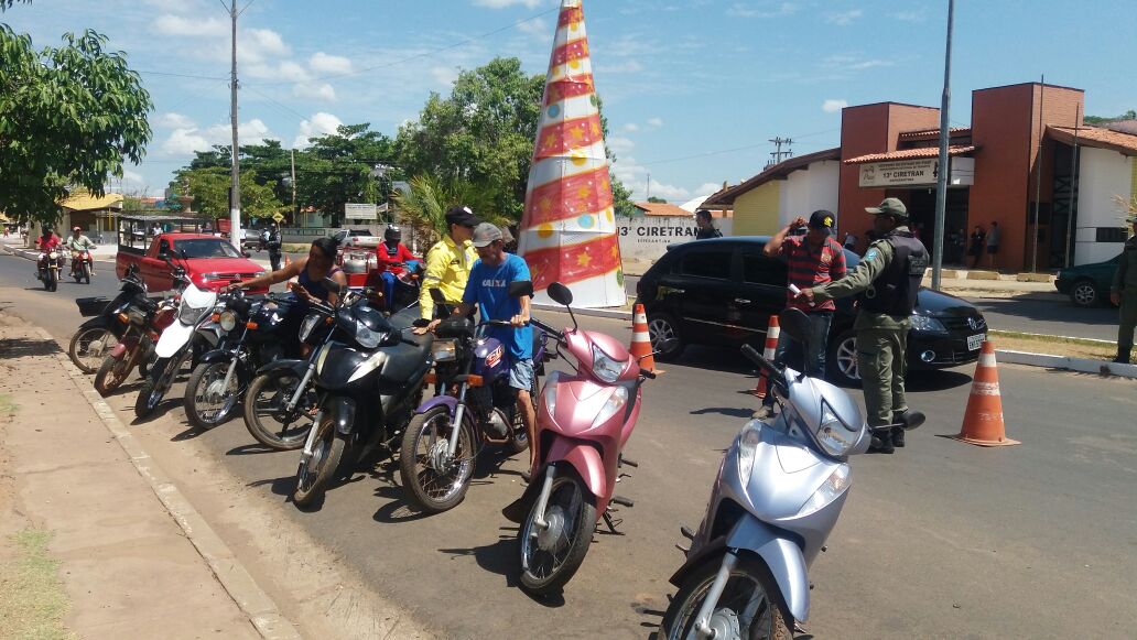 Motoqueiros que trafegavam sem capacetes tiveram que deixar suas motos e pegar o capacete 