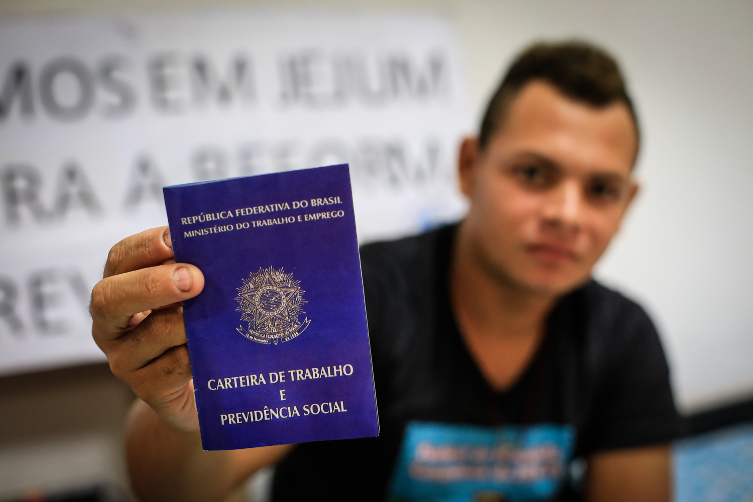 Leonardo mostrando a carteira de trabalho 