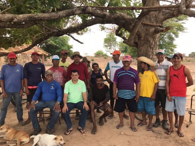 Prefeito Dó Bacelar com trabalhadores 