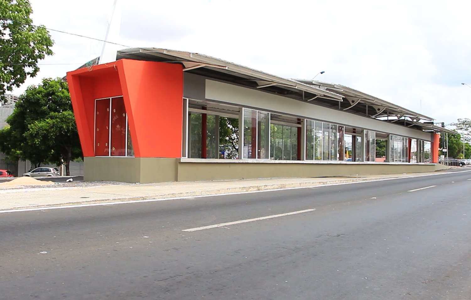 Estação em corredor exclusivo de ônibus