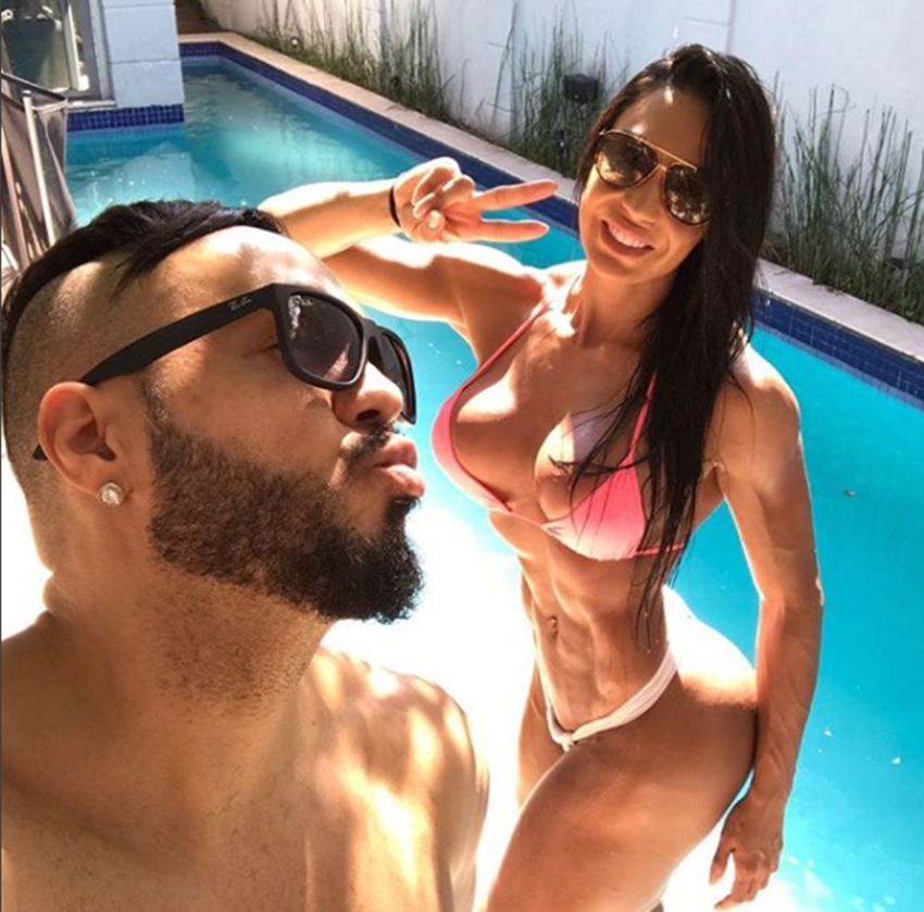 Belo e Gracyane posam na área da piscina da mansão