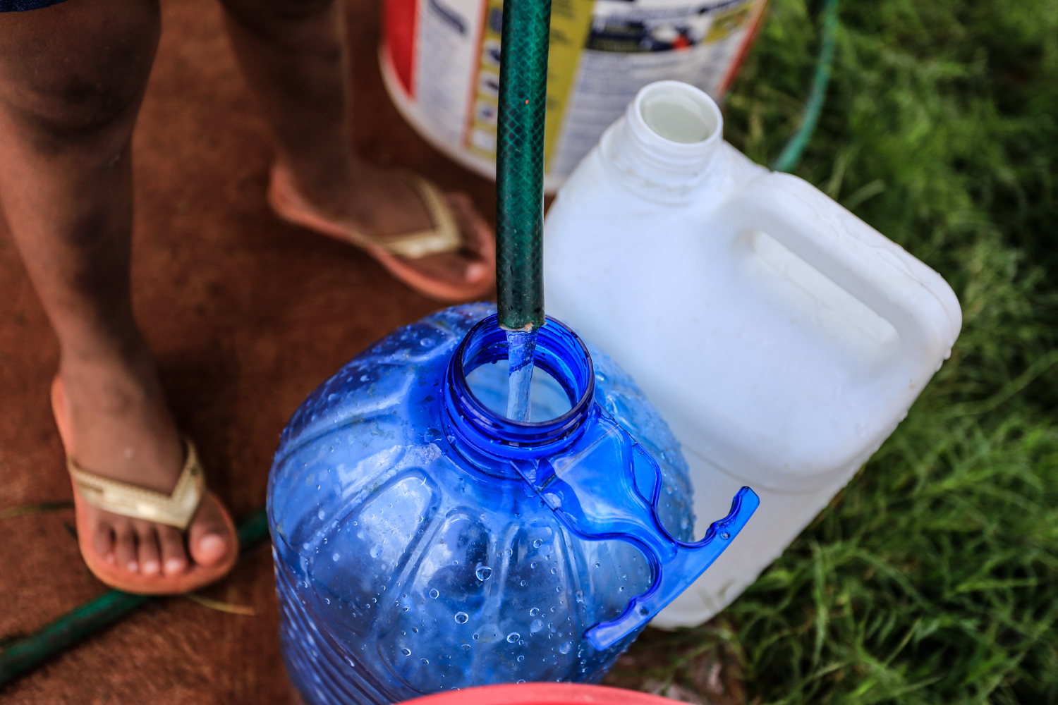 Falta de água em bairro de Teresina, faz moradores buscarem abastecimento em outro lugar.