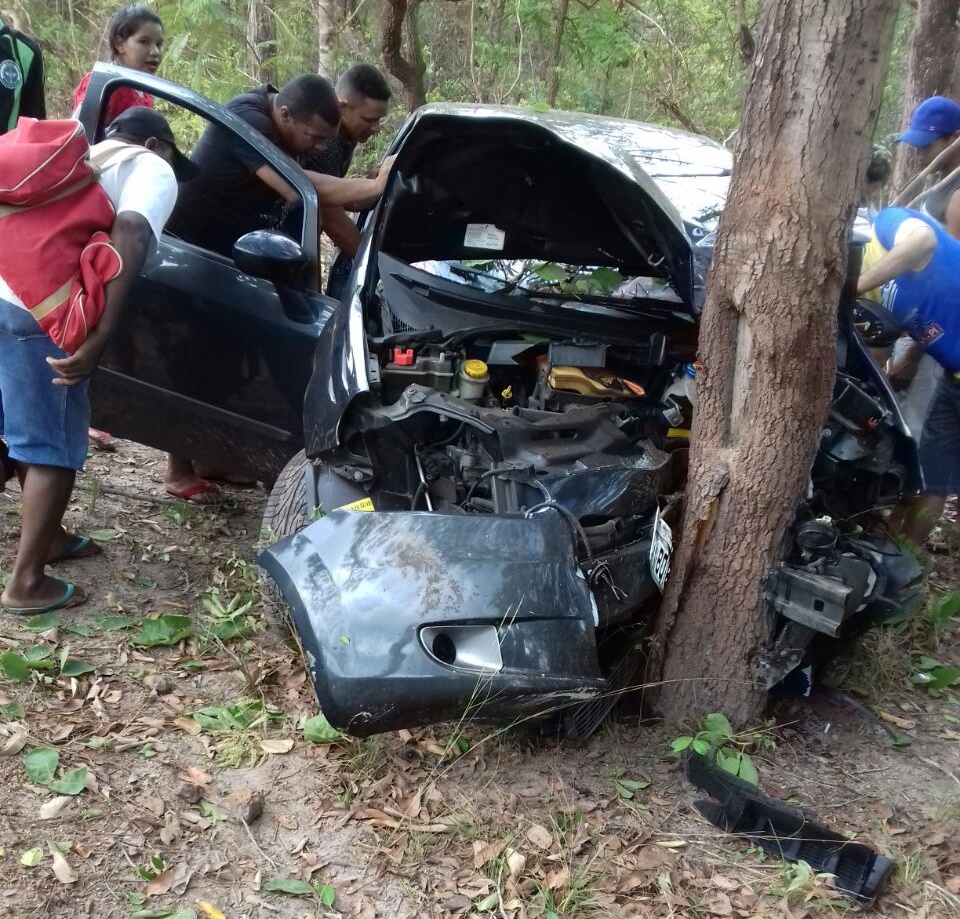 Motorista colide com árvore e fica ferido no Piauí