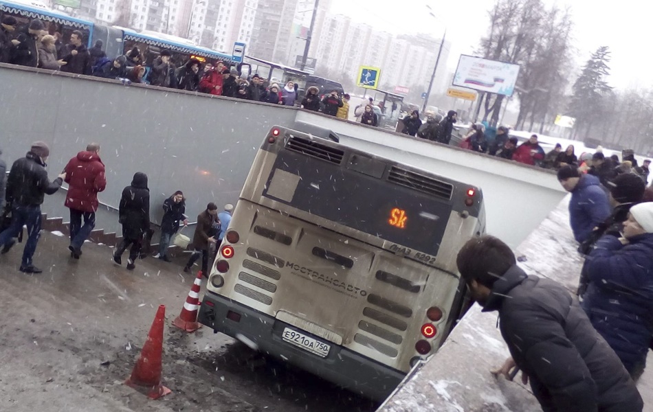 Ônibus que invadiu a estação de metrô
