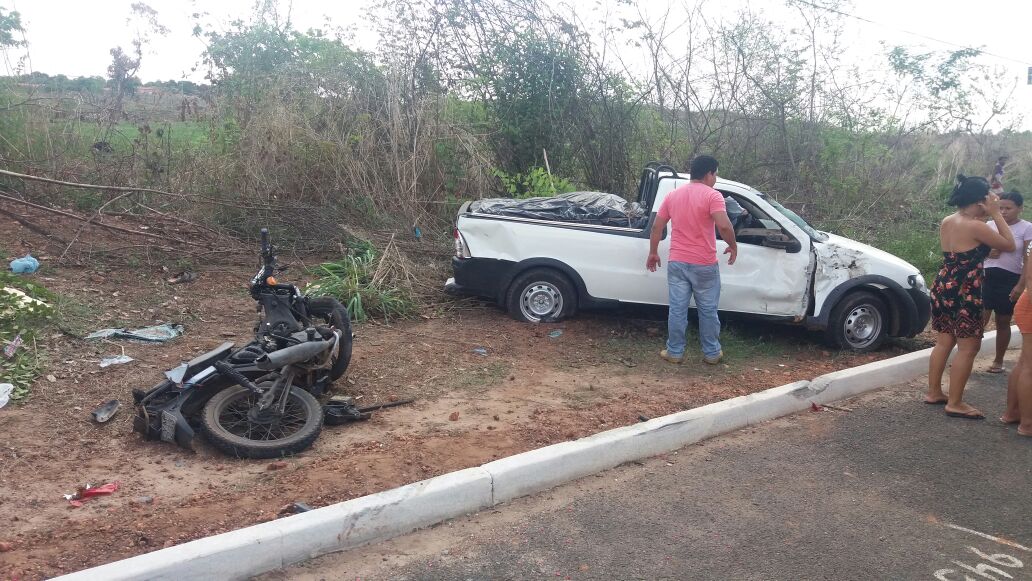 Fiat Strada e Motocicleta envolvidos em acidente na BR-316