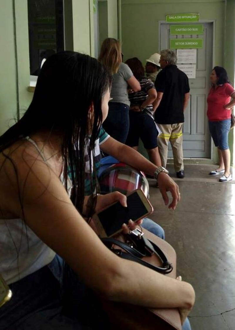Técnicos da Eletrobras flagrados cortando energia da Secretaria de Saúde