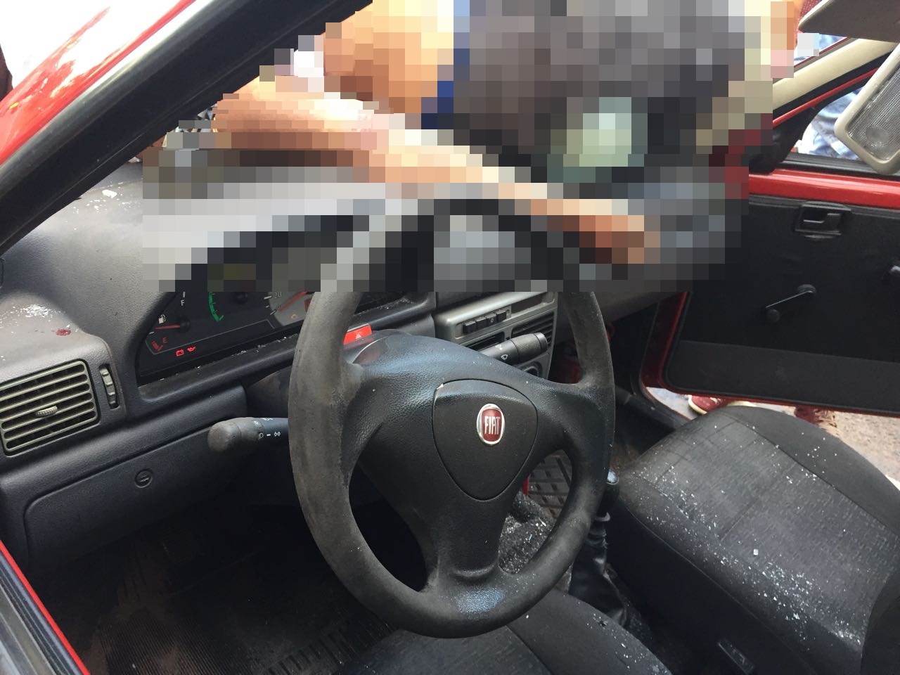 Motoqueiro foi parar no para-brisa do carro