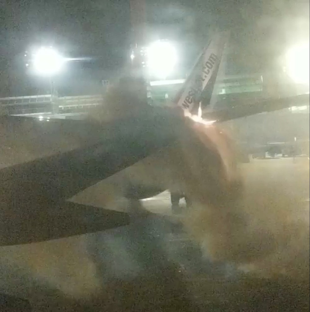 Aviões se chocam e causam pequeno incêndio em Toronto