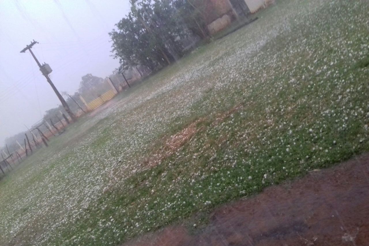 Santa Cruz do Piauí registra chuva de granizo