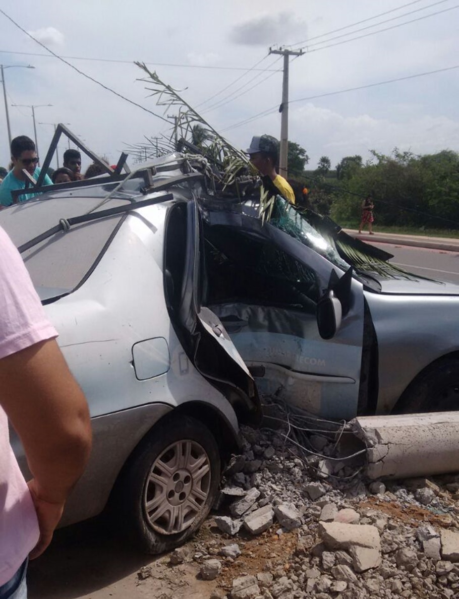 Carro colide com poste na zona norte de Teresina 